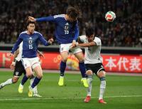 　前半、ヘディングでゴールを狙う小川航基（撮影・金田祐二）