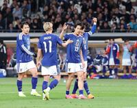 　後半、ゴールを決め喜ぶ中村敬斗（１３）ら（撮影・石井剣太郎）