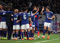 　後半、ゴールを決めイレブンに迎えられる町野修斗（撮影・金田祐二）