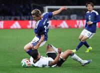 　前半、競り合う前田大然（撮影・金田祐二）