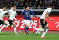 　前半、攻め込む南野拓実（撮影・金田祐二）