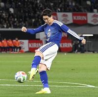 　前半、ゴールを決める鎌田