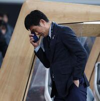 　国歌斉唱し涙を流す森保監督（撮影・金田祐二）