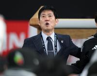 　国歌斉唱する森保監督（撮影・石井剣太郎）