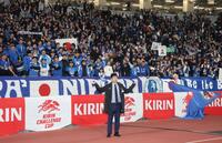 　サポーターと記念撮影する森保監督（撮影・石井剣太郎）