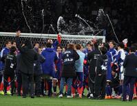 　森保監督の１００試合を祝福する日本代表イレブン（撮影・金田祐二）