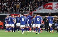 　後半、町野修斗がゴールを決め喜ぶ森保監督と日本代表イレブン（撮影・石井剣太郎）