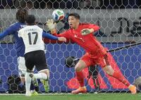 　後半、ボールに飛びつくＧＫ早川