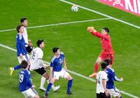 　後半、パンチングでクリアするＧＫ早川（右上）