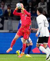 　後半、セーブするＧＫ早川