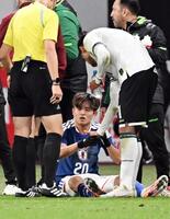 　前半、ボリビア選手に倒され座り込む久保