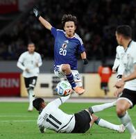 　前半、ボリビアのディフェンスをかわす久保