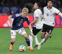 　後半、競り合う堂安（左）