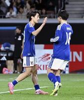 　後半、ゴールを決め、上田（右）とタッチを交わす中村