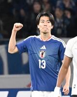 　後半、チーム３点目のゴールを決めガッツポーズする中村