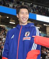 　笑顔であいさつに向かう鎌田大地（撮影・石井剣太郎）