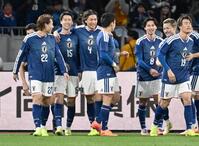 　前半、先制ゴールを決め、笑顔を見せる鎌田（左から２人目）ら日本代表イレブン