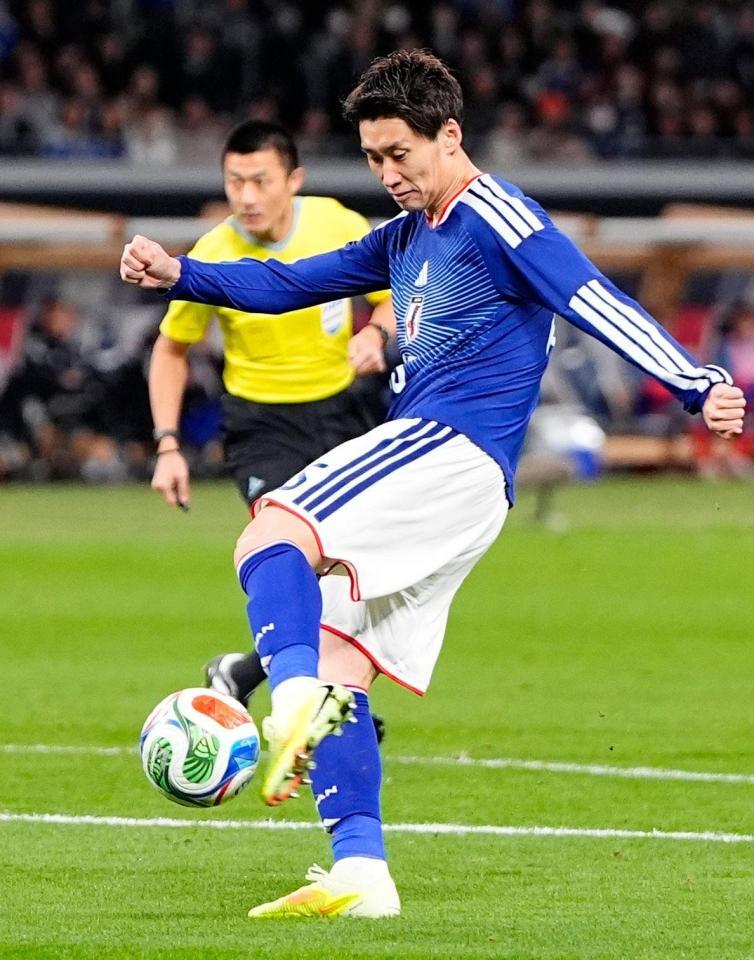 　前半、先制ゴールを決める鎌田