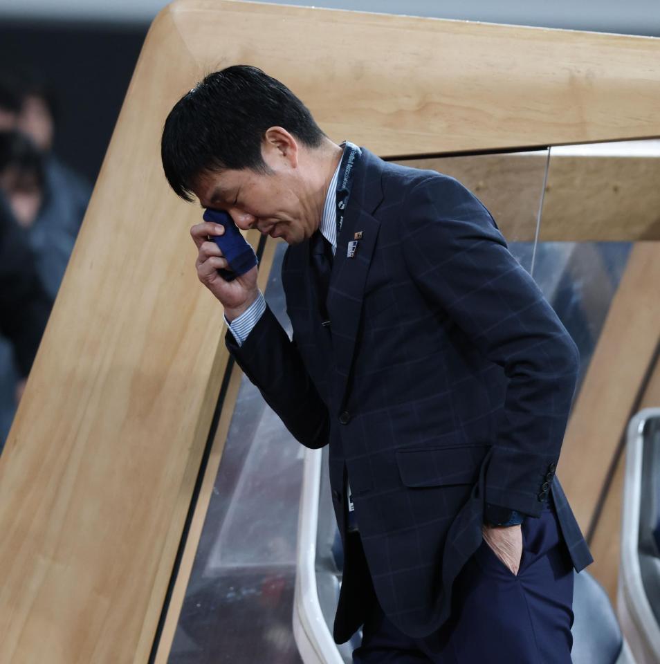 　国歌斉唱し涙を流す森保監督（撮影・金田祐二）