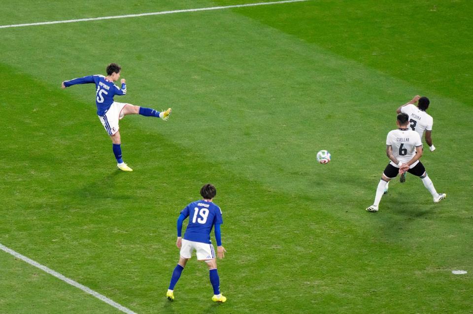 　前半、先制ゴールを決める鎌田（左上）