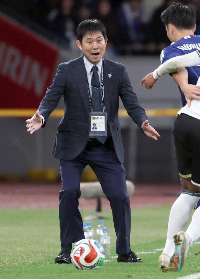 　前半、選手に指示を出す森保監督