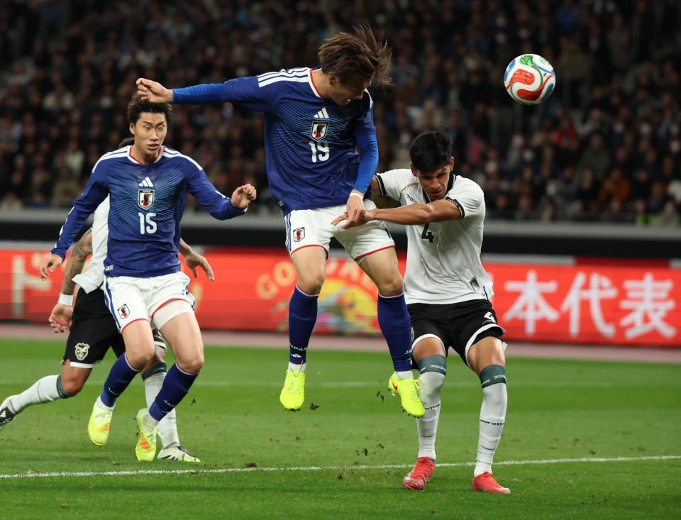 　前半、ヘディングでゴールを狙う小川航基（撮影・金田祐二）