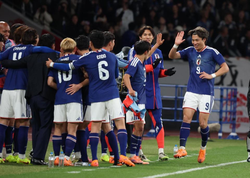 　後半、ゴールを決めイレブンに迎えられる町野修斗（撮影・金田祐二）