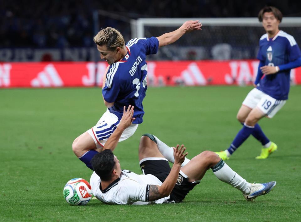 　前半、競り合う前田大然（撮影・金田祐二）