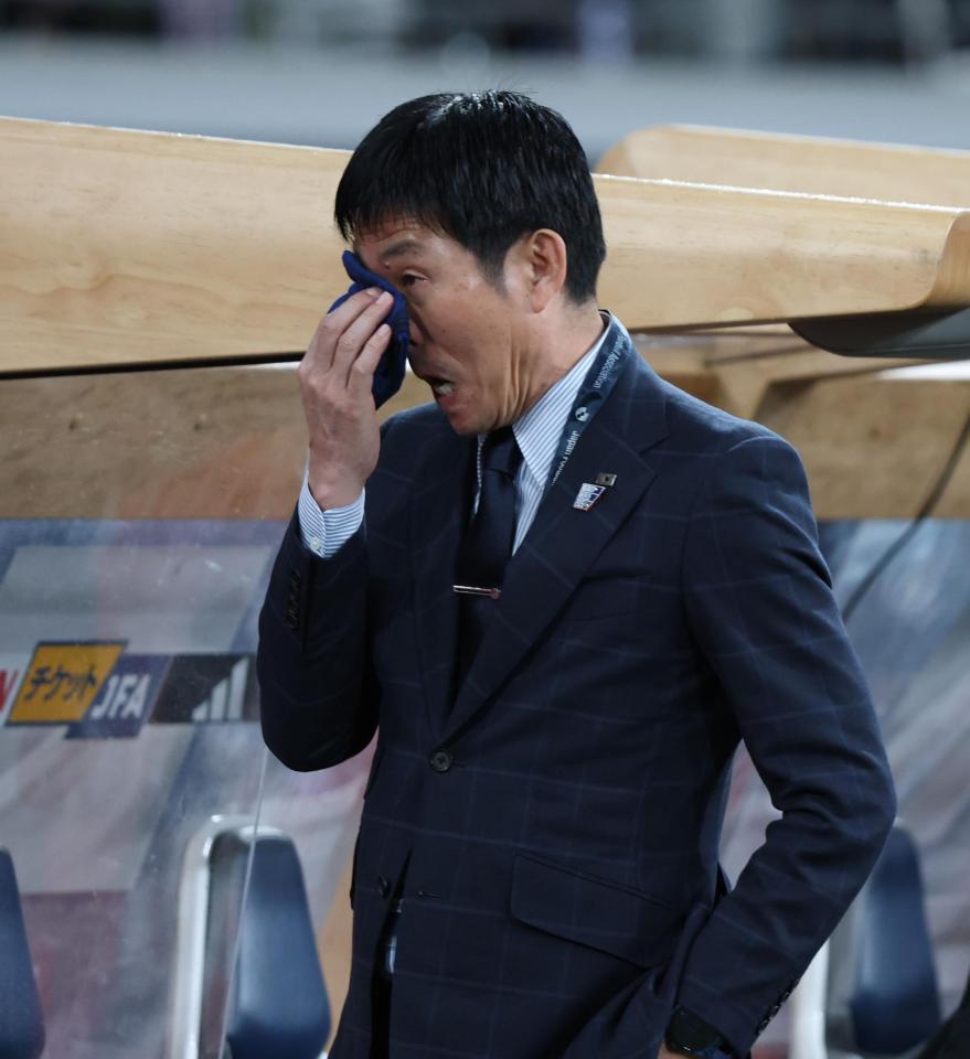 　国歌斉唱し涙を流す森保監督（撮影・金田祐二）