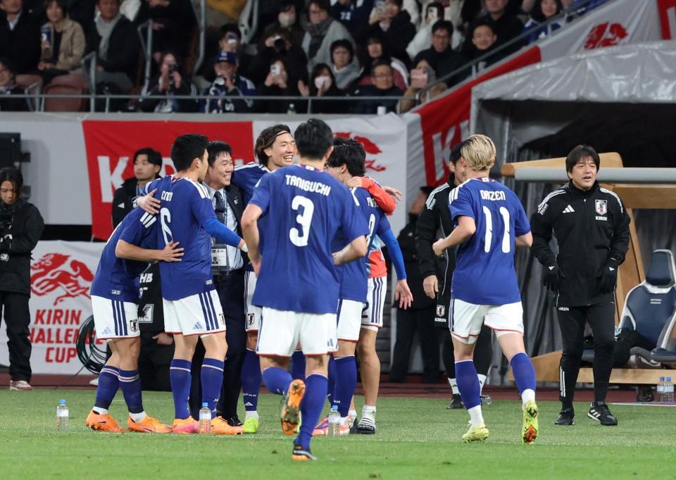 　後半、町野修斗がゴールを決め喜ぶ森保監督と日本代表イレブン（撮影・石井剣太郎）