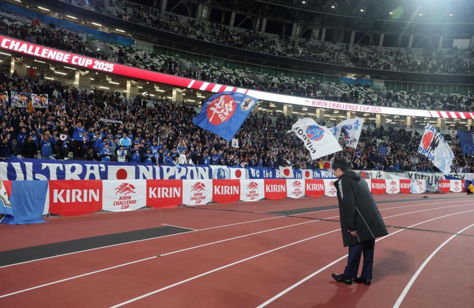 　試合を終え、サポーターのもとに向かう森保監督（撮影・石井剣太郎）