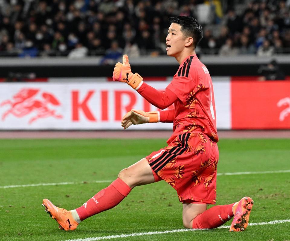 　後半、日本イレブンに声をかけるＧＫ早川