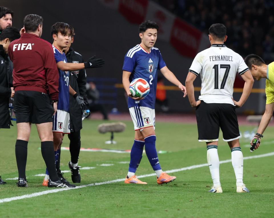 　前半、倒され憤る久保建英（撮影・金田祐二）