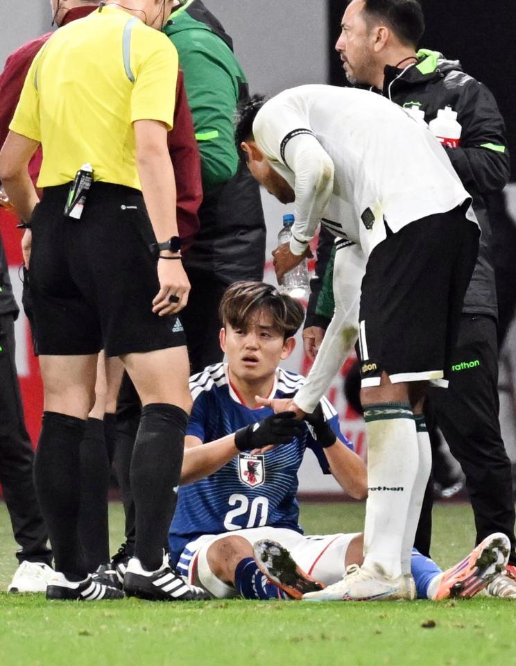 　前半、ボリビア選手に倒され座り込む久保