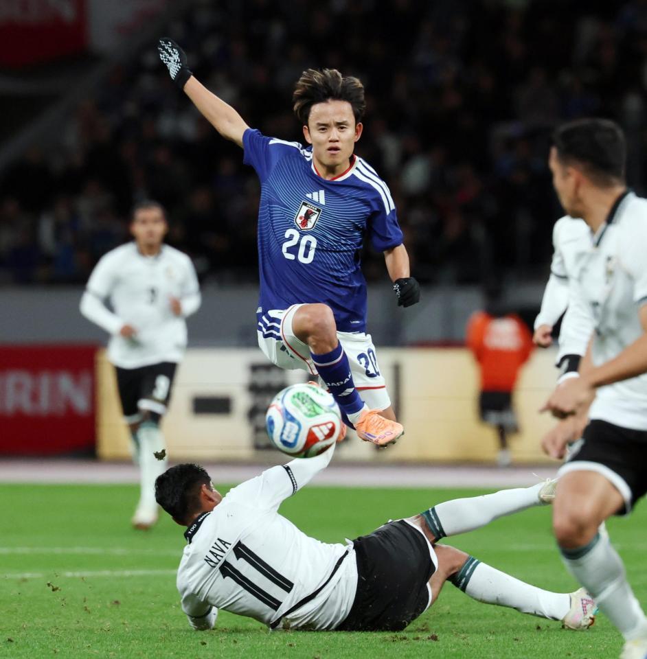 　前半、ボリビアのディフェンスをかわす久保