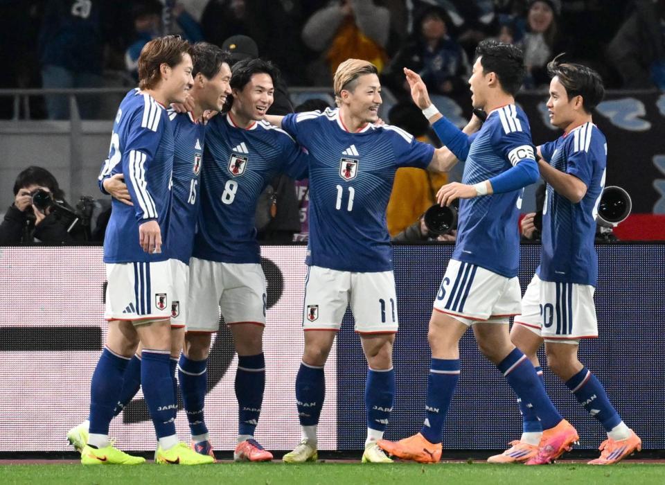 　前半、先制ゴールを決めた鎌田（左から２人目）と喜ぶ日本代表イレブン