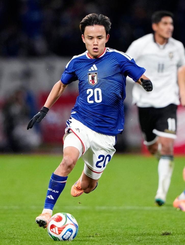 　前半、ドリブルで攻め込む久保