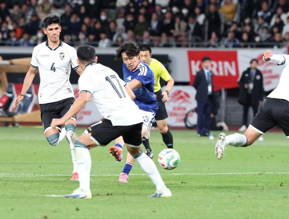 　後半、ゴールを決める中村敬斗（撮影・石井剣太郎）