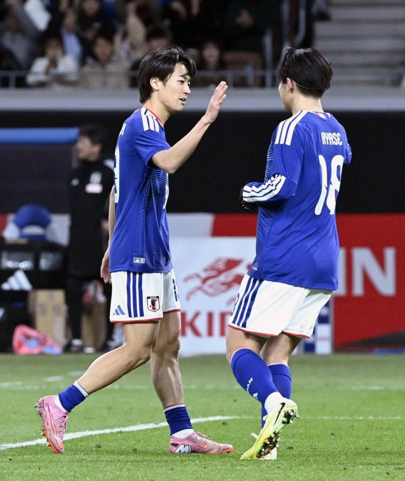 　後半、ゴールを決め、上田（右）とタッチを交わす中村