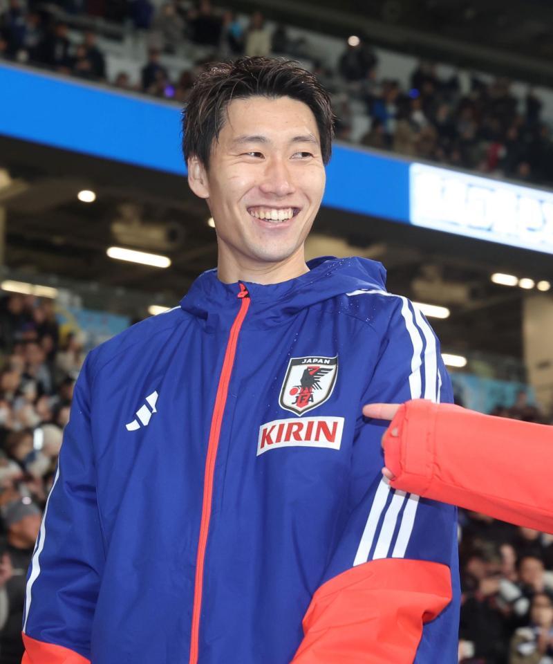 　笑顔であいさつに向かう鎌田大地（撮影・石井剣太郎）