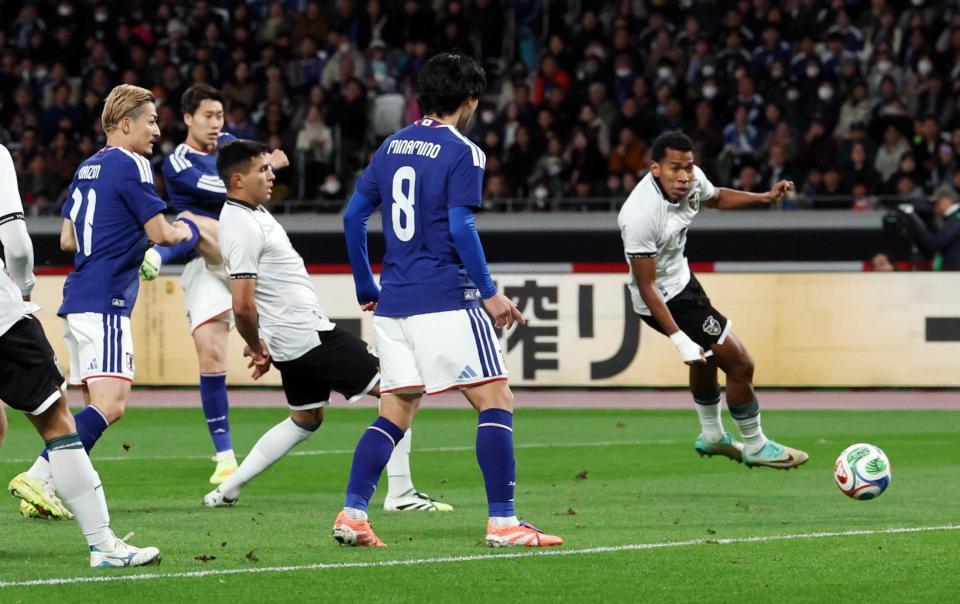 　前半、先制ゴールを決める鎌田（左奥）