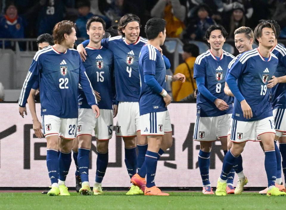 　前半、先制ゴールを決め、笑顔を見せる鎌田（左から２人目）ら日本代表イレブン