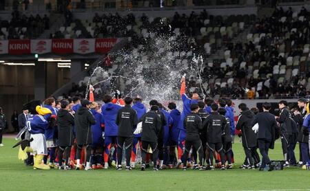 　Ａマッチ通算１００試合目を迎え選手から祝福される森保監督（撮影・石井剣太郎）