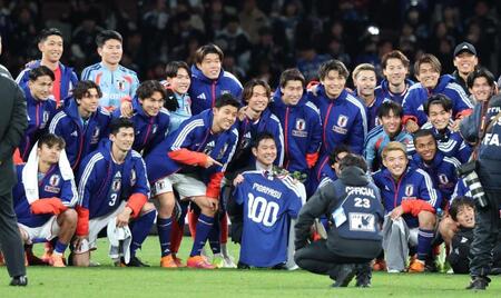 　監督１００試合をイレブンに祝福される森保監督（撮影・金田祐二）