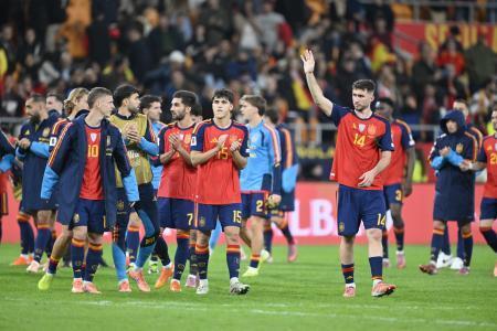 　サポーターの声援に応えるスペインの選手たち＝１８日、セビリア（アナドル提供・ゲッティ＝共同）