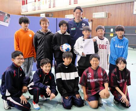 　神戸市立長坂小で児童と交流した神戸・権田（奥）