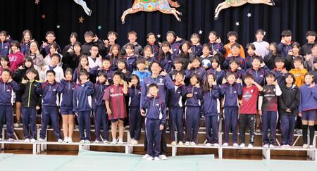 　神戸市立長坂小で児童と交流した神戸・権田（前列中央）