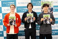 　サイン会に出席した（左から）酒井、汰木、鍬先