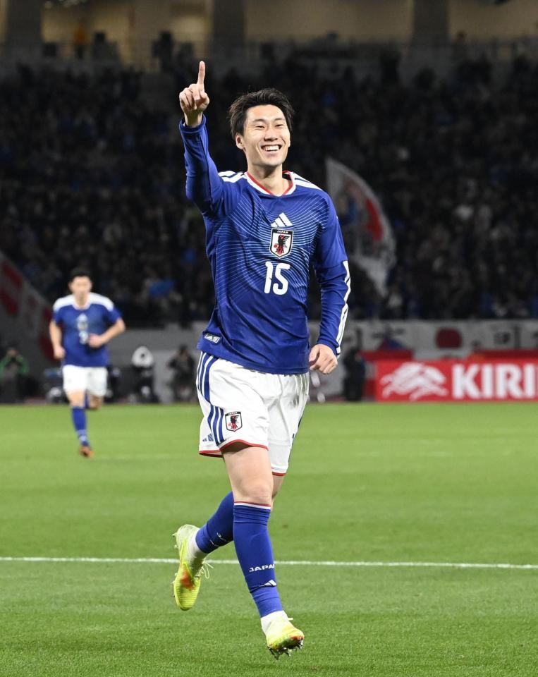 　前半、ゴールを決めて喜ぶ鎌田