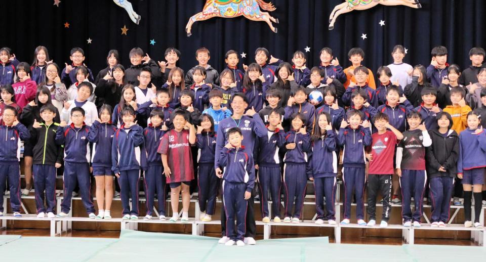 　神戸市立長坂小で児童と交流した神戸・権田（前列中央）